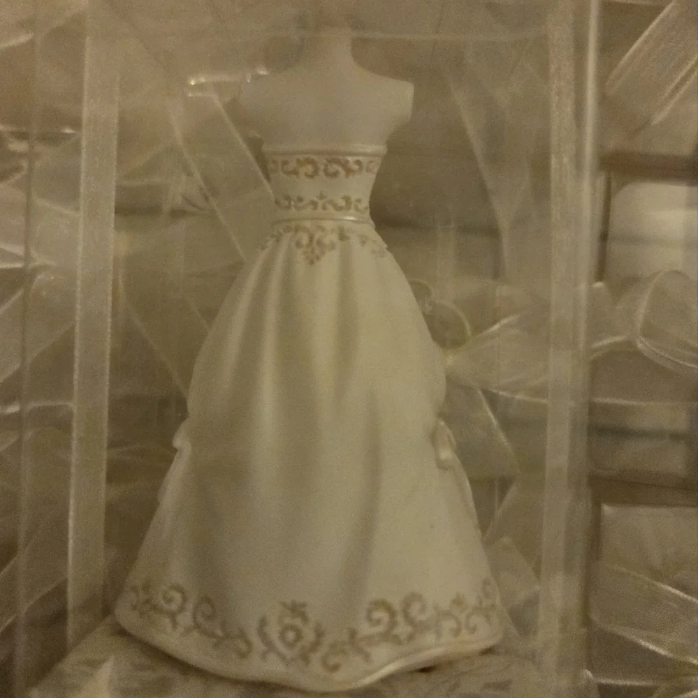 Keepsake Candle - White Elegant Dress